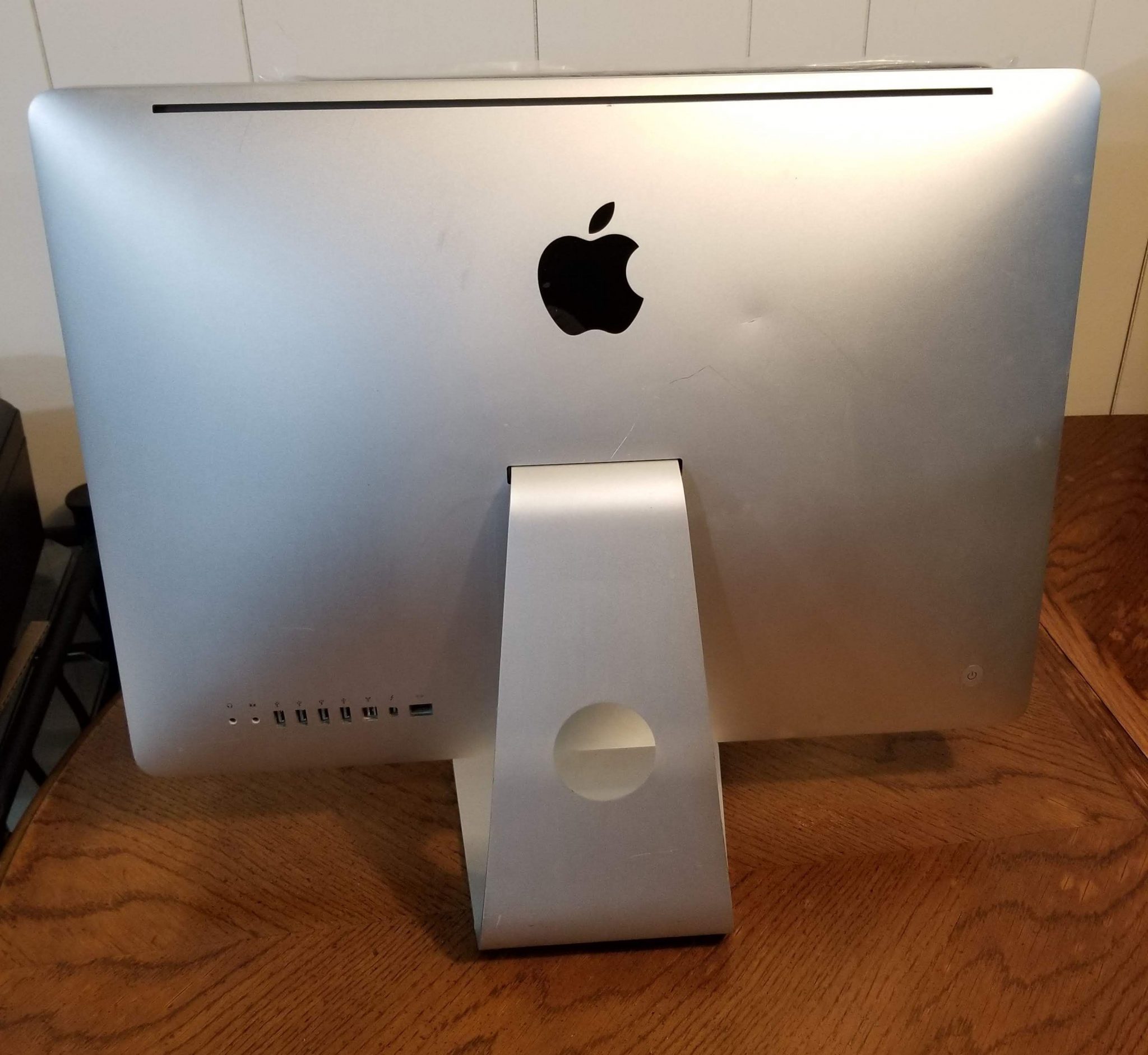 Apple IMac A1311 21 5 Mid 2011 I5 2 5GHz 4GB 1TB Radeon 6750M 512 MB Apple IMac A1311 21 5 Mid 2011 I5 2 5GHz 4GB 1TB Radeon 6750M 512 MB