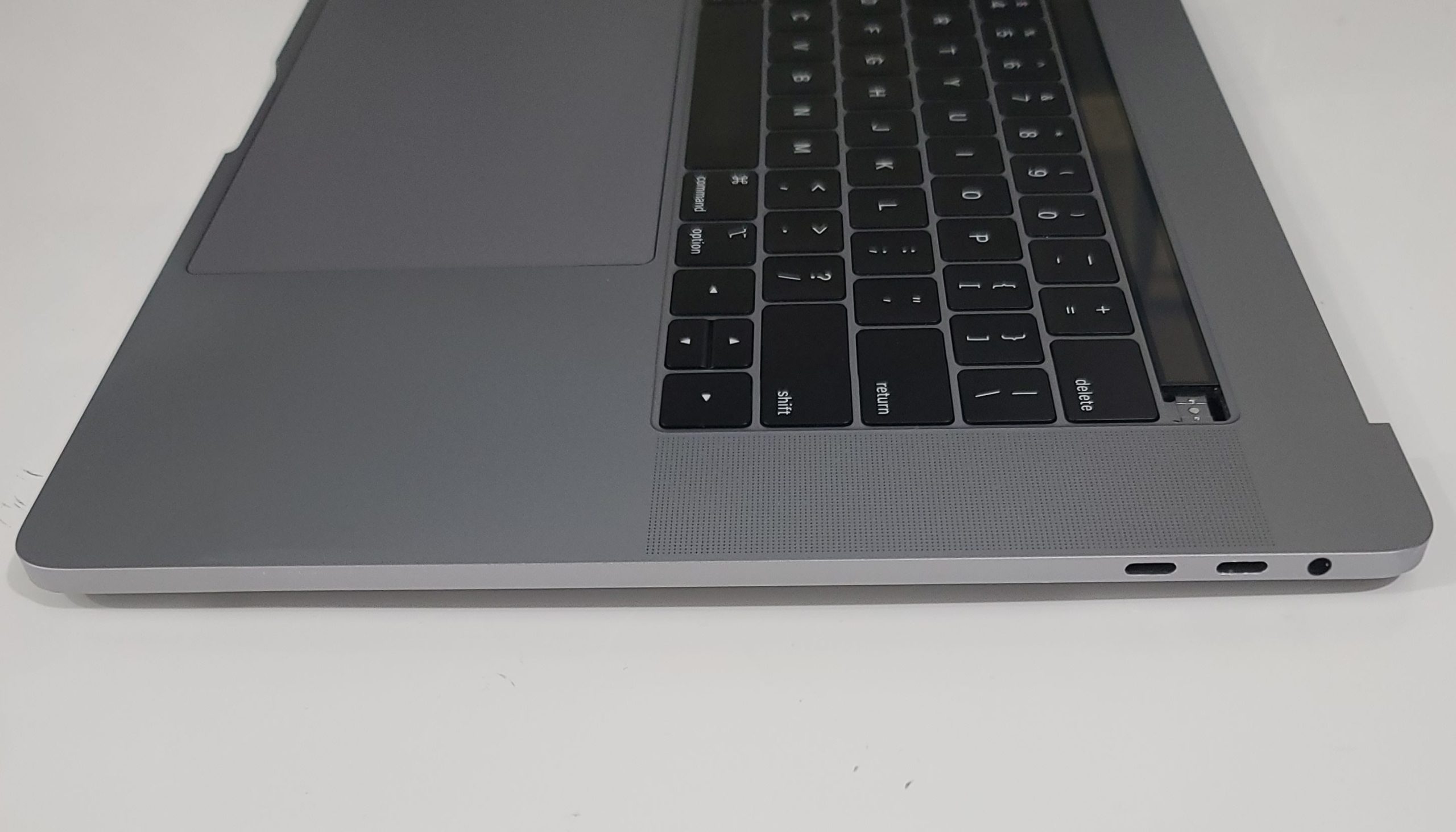 MacBook Pro 15" A1990 Space Gray Top Case Keyboard Touchpad Battery 90% - Image 4
