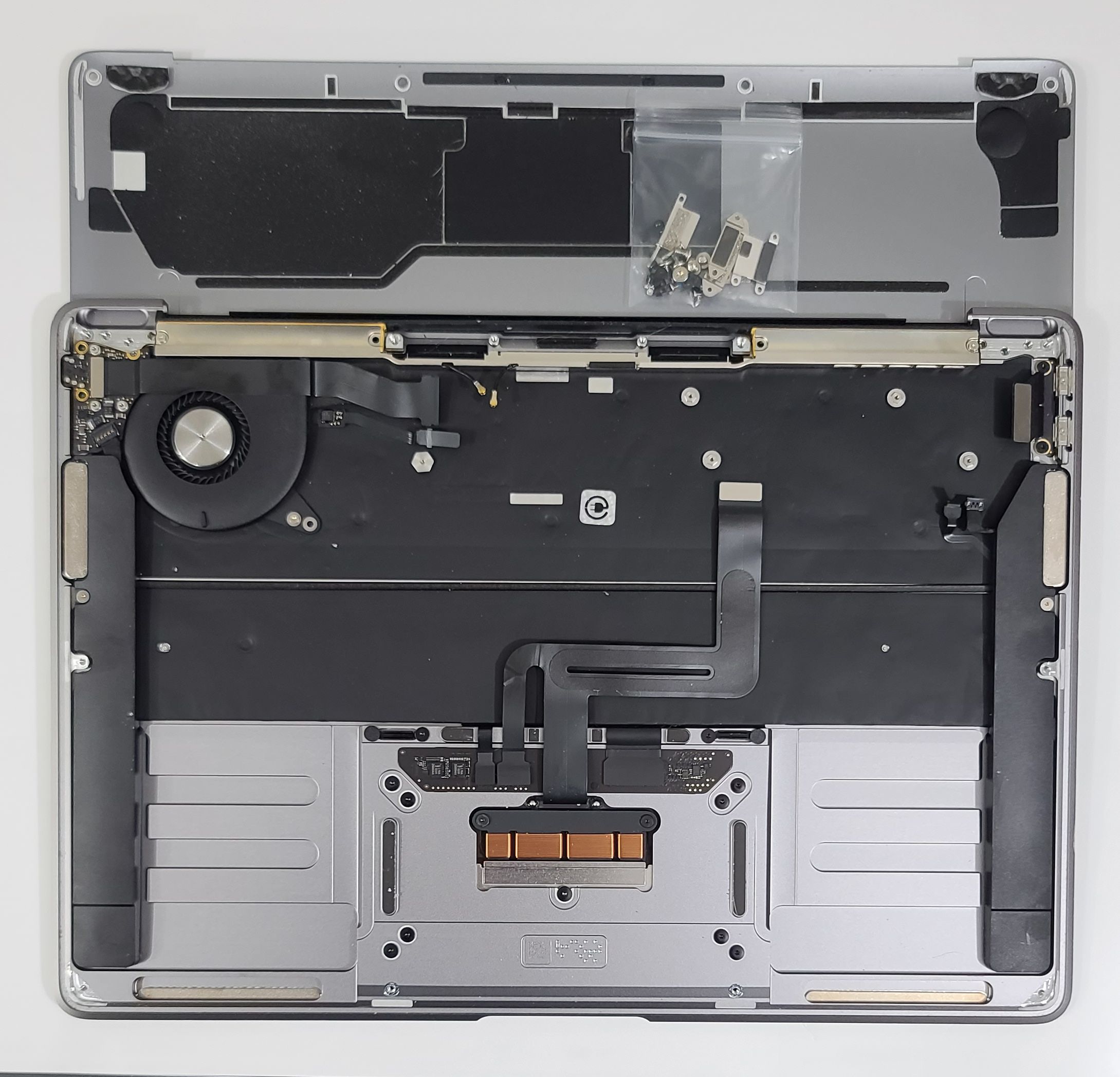 thumbnail image 2 of Apple MacBook Air 13-inch Top Case With Keyboard – Space Gray A2179 (2020) Grade B 2 of 4